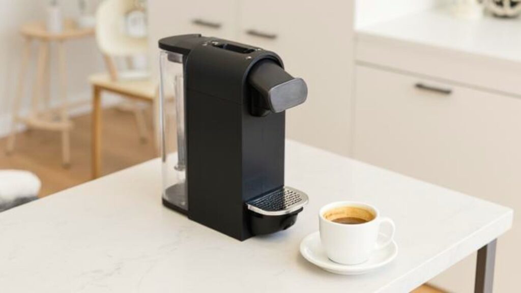 Generisches Hero-Bild einer schwarzen Kaffeepadmaschine mit Kaffeetasse als Symbolbild für den Philips Senseo Maestro CSA260/60 Review