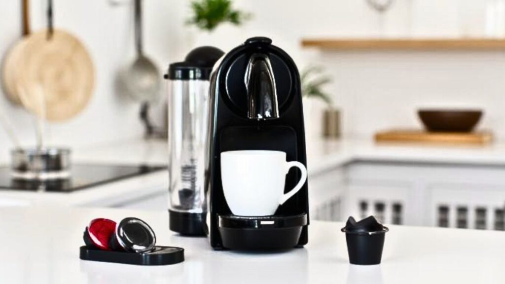 Generisches Bild mit Padhaltern, Wassertank und Tasse als Symbolbild für den Lieferumfang einer Kaffeepadmaschine